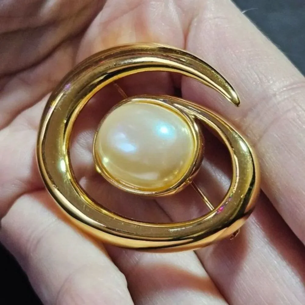 Vintage Monet gold tone swirl brooch